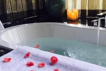 广深水疗池中的失重冥想:当身体学会漂浮